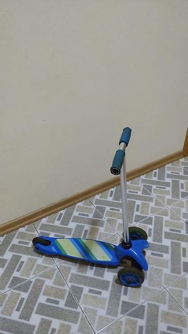 wingz scooter: Uşaqlar üçün 3 təkərli skuter. Şəkillərdə iki fərqli dizaynda model — 1