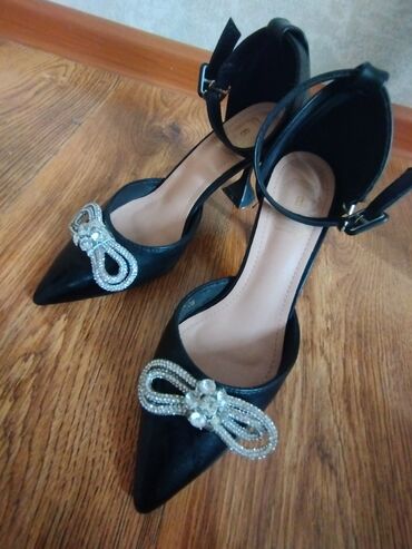 женская обувь размер 38: Туфли в идеальном состоянии носила только один раз очень удобный