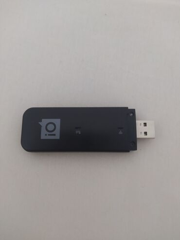 о интернет модем: Портативный USB-модем черного цвета с матовой поверхностью, оснащенный