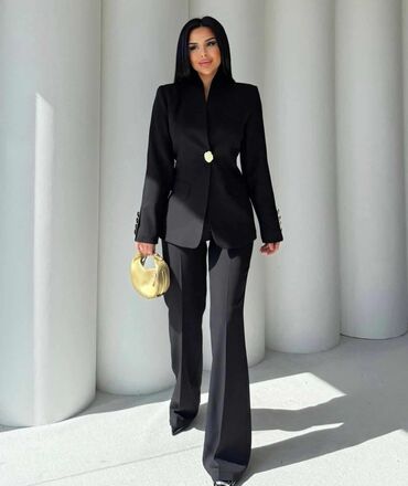 Kostimi: Elegantno žensko odelo u više boja, sa sakoom i pantalonama. Sako ima — 4