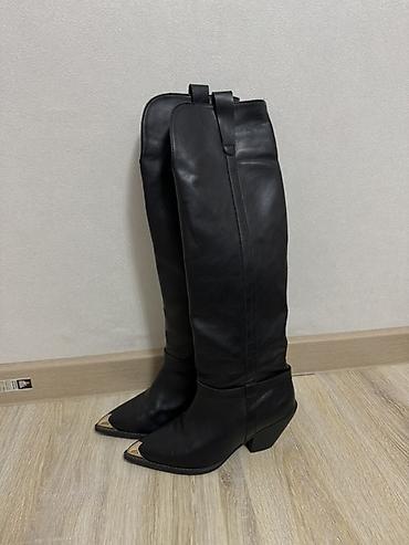 equestrian riding boot: Женские высокие сапоги из чёрной кожи в стиле вестерн — 3