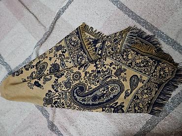 шаль: Üzərində buta və çiçək naxışları var. Kənarları saçaqlı şal. 90×90 sm — 2