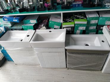 metbext moykasi: Bu dəstə müxtəlif formalı və ölçülü üç ağ rəngli keramika lavabo