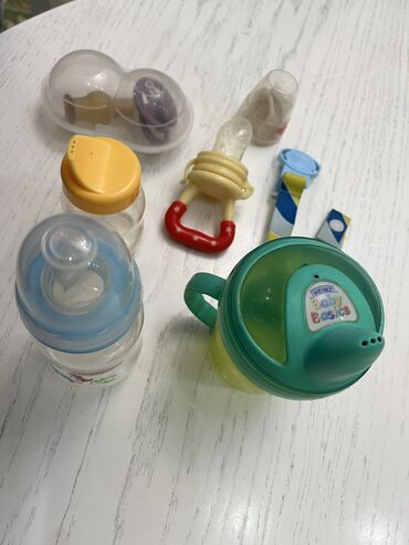 детские бутылочки: Бутылочка 60 сом, поильники 80 и 40 сом, ниблер 30 сом, чехол и