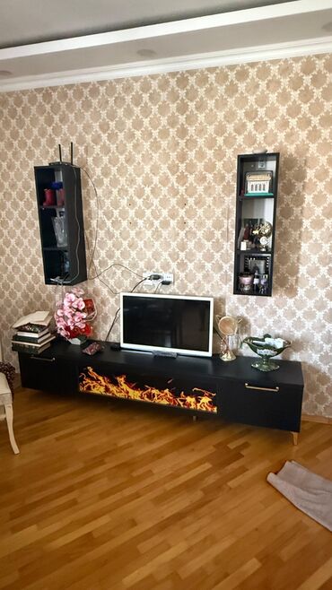 internet aparatı tv: 82 ekran smart toşiba. ve tv stent birlikde . Qiymet 350 azn. Unvan