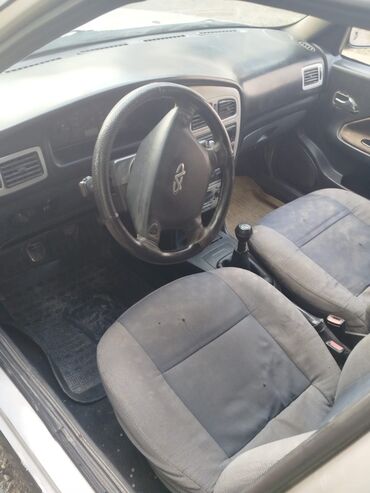 Chery: Model: Chery Amulet (A15) Kuzov: sedan, gümüşü rəng Sükan: solda — 4