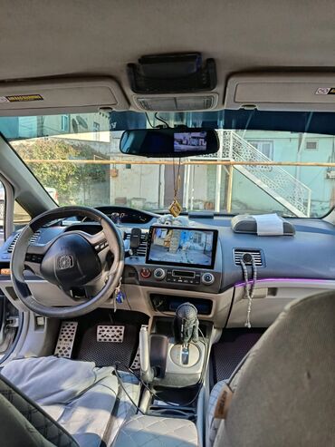 заводские тонированные стекла: Honda Civic sedan – gümüş rəng, ön və arxa görüntülərdə aerodinamik