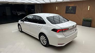 santa crus: Toyota Corolla: 2022 г., Гибрид, Седан — 4