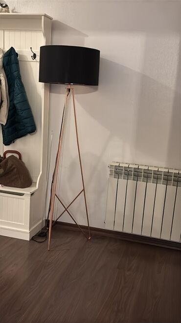 i̇şıq: Modern tripod döşəmə lampası - Dizayn: Üçayaqlı metal konstruksiya