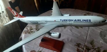 Əntiq vazalar: Masaüstü maket təyyarə – Turkish Airlines brendli sərnişin təyyarəsi
