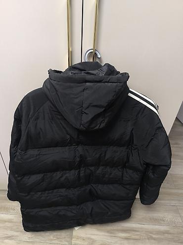 адидас зипка: Куртка Adidas, черный - Спортивный дизайн с фирменными тремя белыми — 1