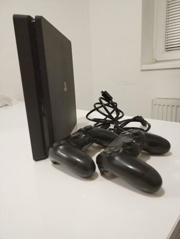 playstation station 2: Soni plejstejšn 4 500gb radi bez mana uz njega dolaze dva djoistika i