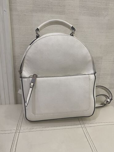 аниме рюкзаки: Фирменный рюкзак белого цвета. 500с
