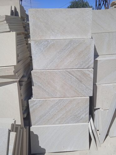 Həyət darvazaları: Dekorativ daş elementlər. Bu daşlar evin fasadına zəriflik və — 7