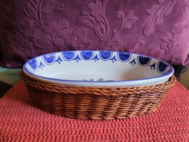 Činije: Porcelanska nova cinija-posuda sa korpom. Visina. 6cm. Duzina — 3