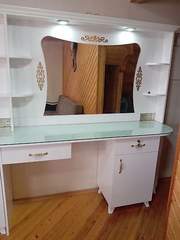 utu dolabı: Gözəllik salonu üçün tam dəst vizaj/berber masası - Rəng: ağ, qızılı — 2
