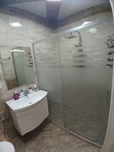 Duş kabinaları, arakəsmələr: Yeni Arakəsmə, Künc üçün, Ödənişli çatdırılma — 14