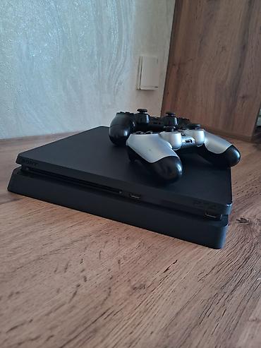 Видеоигры и приставки: Sony PlayStation 4 Slim konsolu + 2 ədəd DualShock 4 pultu Təcili — 1