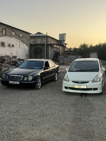 автомашины продажа: Два автомобиля на фото: 1) Mercedes-Benz E‑Class (W210), седан