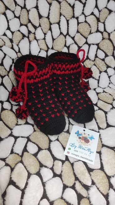 Dəstlər: Əl işi toxunma uşaq geyimləri və aksessuarları. Hər biri sifarişlə — 4