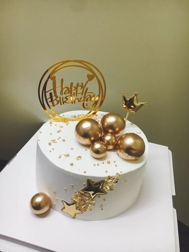 Tortlar: Zərif dizaynlı, ağ rəngli tort. Tortun ətrafı dalğalı bəzəklərlə əhatə — 15