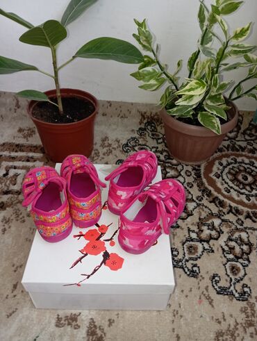 Детская обувь: Продаю садиковские тапочки .Размер 25 .Цена 150