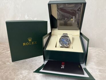 Dərin yaşıl qutuda təqdim olunan bu "Rolex" saatı ilə tanış olun
