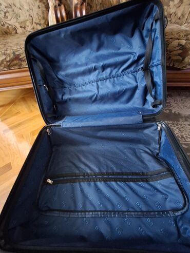 Çamadanlar: TƏZƏ D'S DAMAT brendinə məxsus tünd göy rəngli səyahət çamadanı. Bu — 5