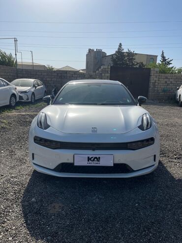 VAZ (LADA): Ağ rəngdə, müasir dizaynlı ZEEKR 001 modeli. Avtomobilin interyeri boz