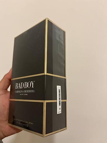 doe perfume: Na slici je prikazana kutija muškog parfema Carolina Herrera Bad Boy — 2