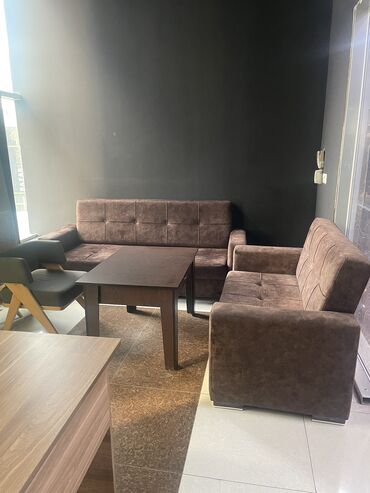 Ofislər: Gəncə şəhəri nizami kücəsi Tağıyev molun 2ci etajında Ofis icarəyə
