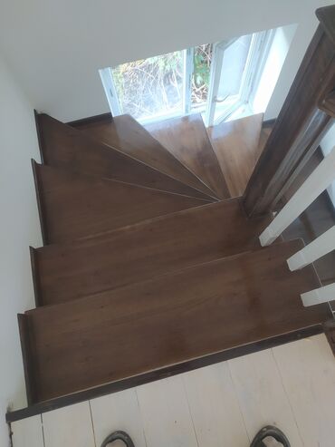 купить навесной кухонный шкаф: Деревянная лестница с окрашенными ступенями и белыми балясинами