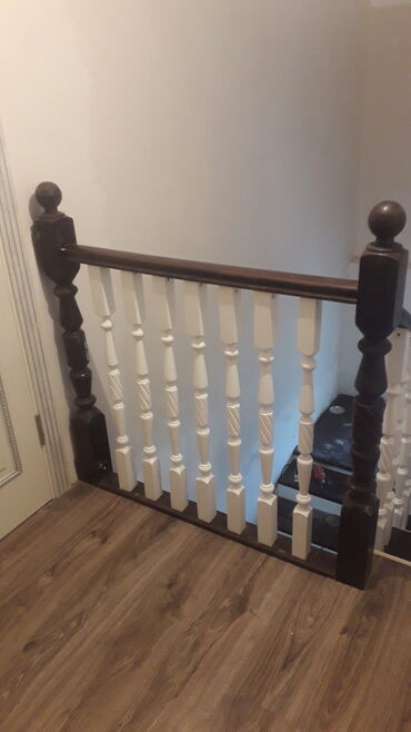 Деревянные лестницы: Деревянная лестница с окрашенными ступенями и белыми балясинами — 31