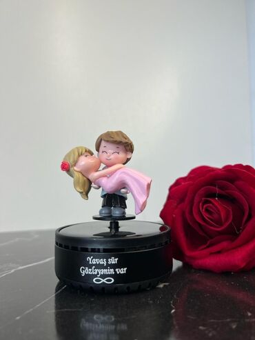 Hədiyyələr: Məhsul təsviri: - Fərdi domino dəsti – qara rəngli qutuda. Qapağın — 4