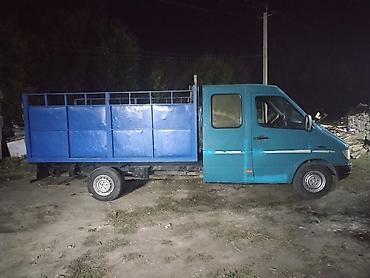 Грузовой автомобиль с удлинённой двухдверной кабиной и высоким