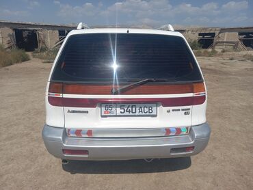 Другие автомобили: Просторный минивэн белого цвета с рейлингами на крыше — 16