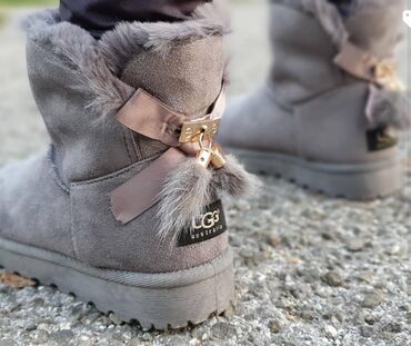 Čizme: Ugg čizmice

Novo
Brojevi 36 do 41

fb Moja Kupovina 1 — 4