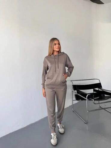 Gornji i donji deo: Komplet trenerka S M L XL 2XL Cena 3700 din — 8
