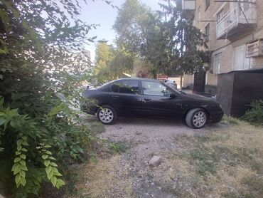 машинаы: Черный седан Nissan Primera с тонированными стеклами и дисками на пять