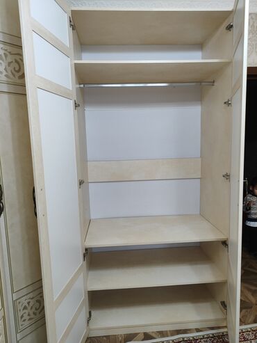 Спальные гарнитуры: Спальный гарнитур в классическом стиле, светлый беж/айвори. Состав: - — 6