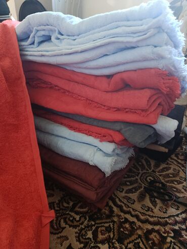 уголь продаю: Набор махровых полотенец разных цветов и размеров. - Материал