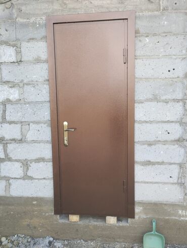 Распашные ворота: Кованые ворота с калиткой, декоративная решетка и подсвеченные — 18