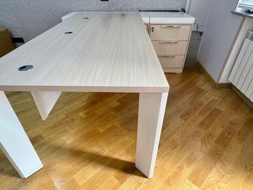 Sifarişlə işçi masaları: Ofis üçün künc tipli iş masası və modul şkaf - Material: laminat/MDF — 2