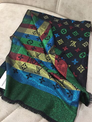 Baş geyimləri: Brend şərflərin və yaylıqların replikası, qiymətlər 25 manatdan — 8