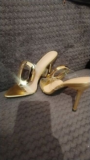 женские серебристые туфли: Qızılı rəngli zərif qadın ayaqqabısı – hündürdaban mətbəxli mules . 37