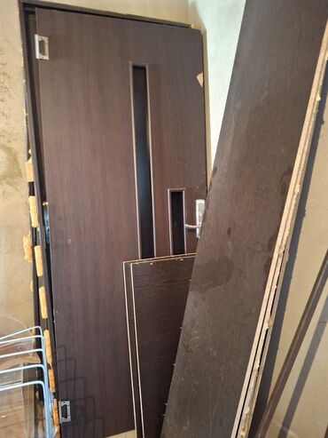 işləmiş pəncərə: Qapı dəsti – tünd qəhvəyi MDF/laminat üzlüklü - Material: MDF/laminat