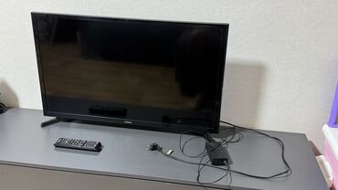 телевизоры 55 дюм: Смарт-телевизор с черным корпусом и плоским экраном, установленный на
