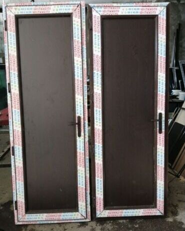 Pəncərələr: PVC qapı – tünd qəhvəyi rəngdə - Material: PVC profil (üzərində