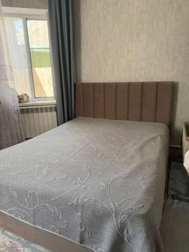 современные картины на стену: Кровать с мягким изголовьем и каркасом, обтянутым тканью коричневого