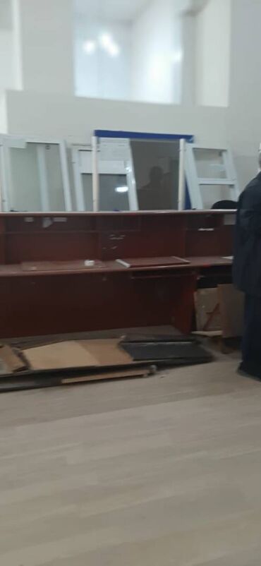 Ofislər: Nərimanov metrosuna yaxın 9 mərtəbəli binanın 1-ci mərtəbəsində — 8